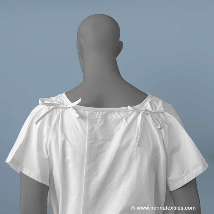 Bata paciente hospital blanca manga corta detalle cierres cuello mediante lazos