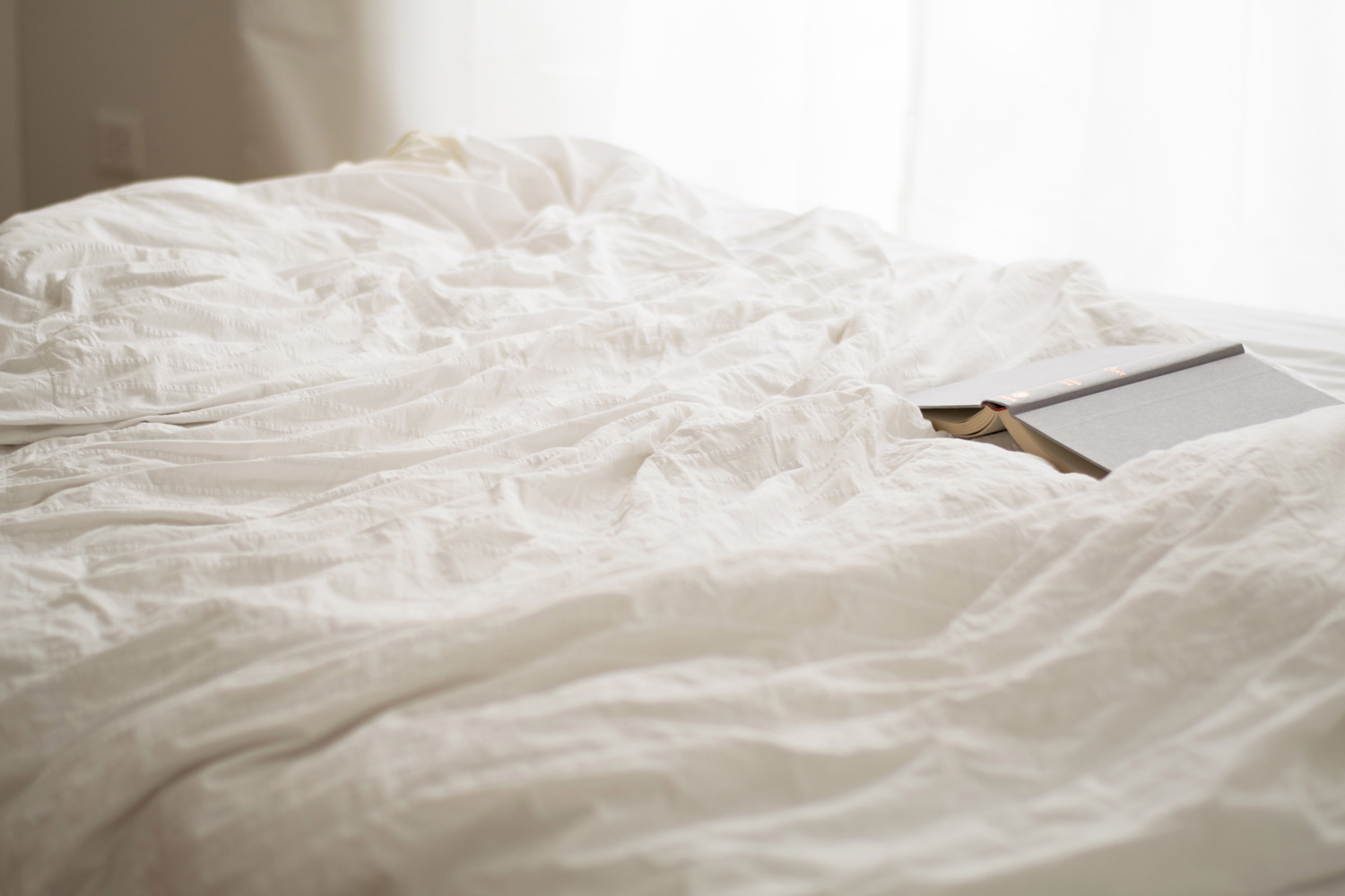 cama con sábanas de tejido tencel