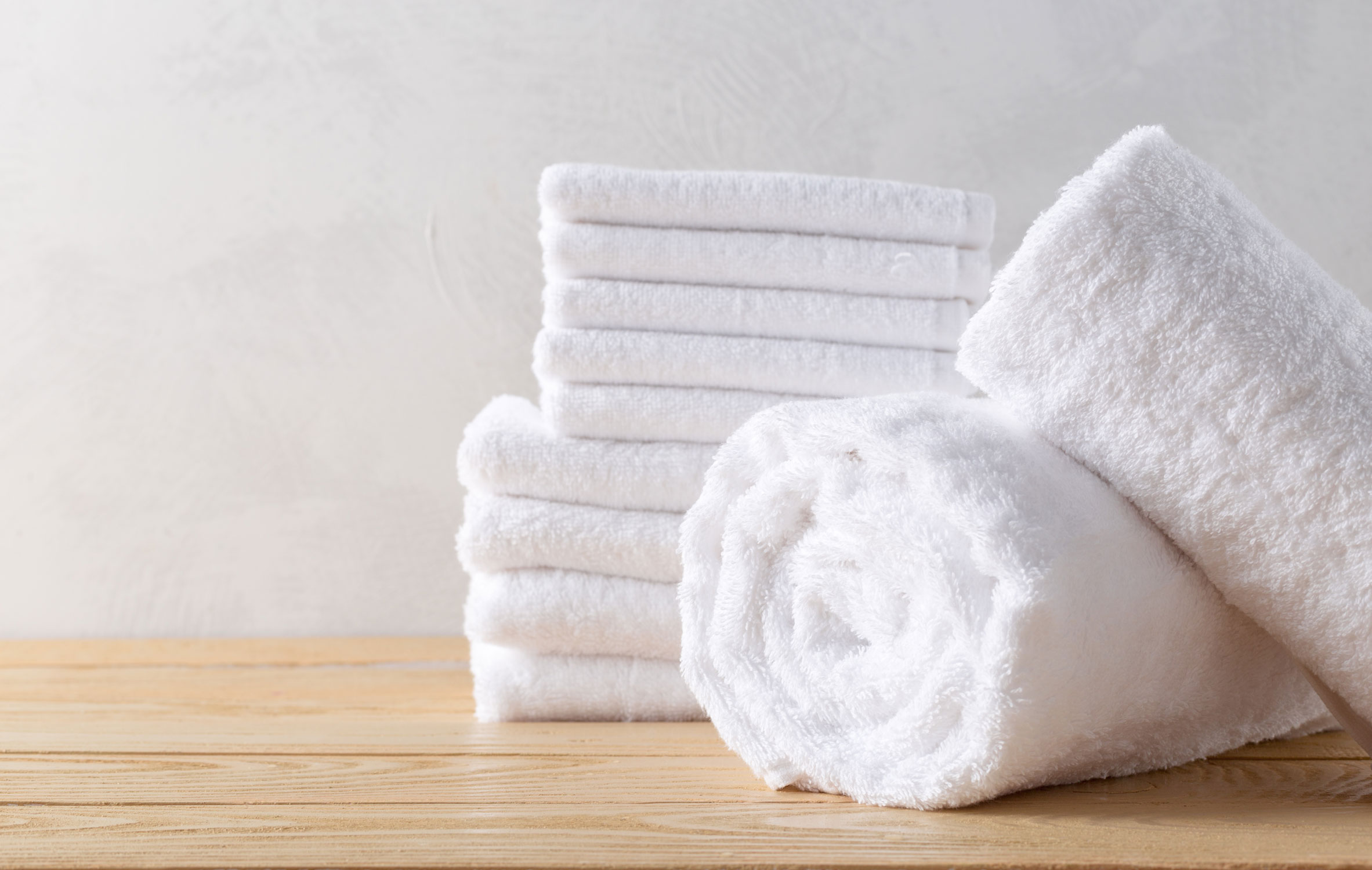 Toallas de baño blancas y limpias